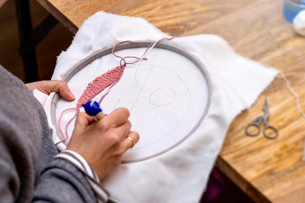 haft na tamborku w trakcie pracy